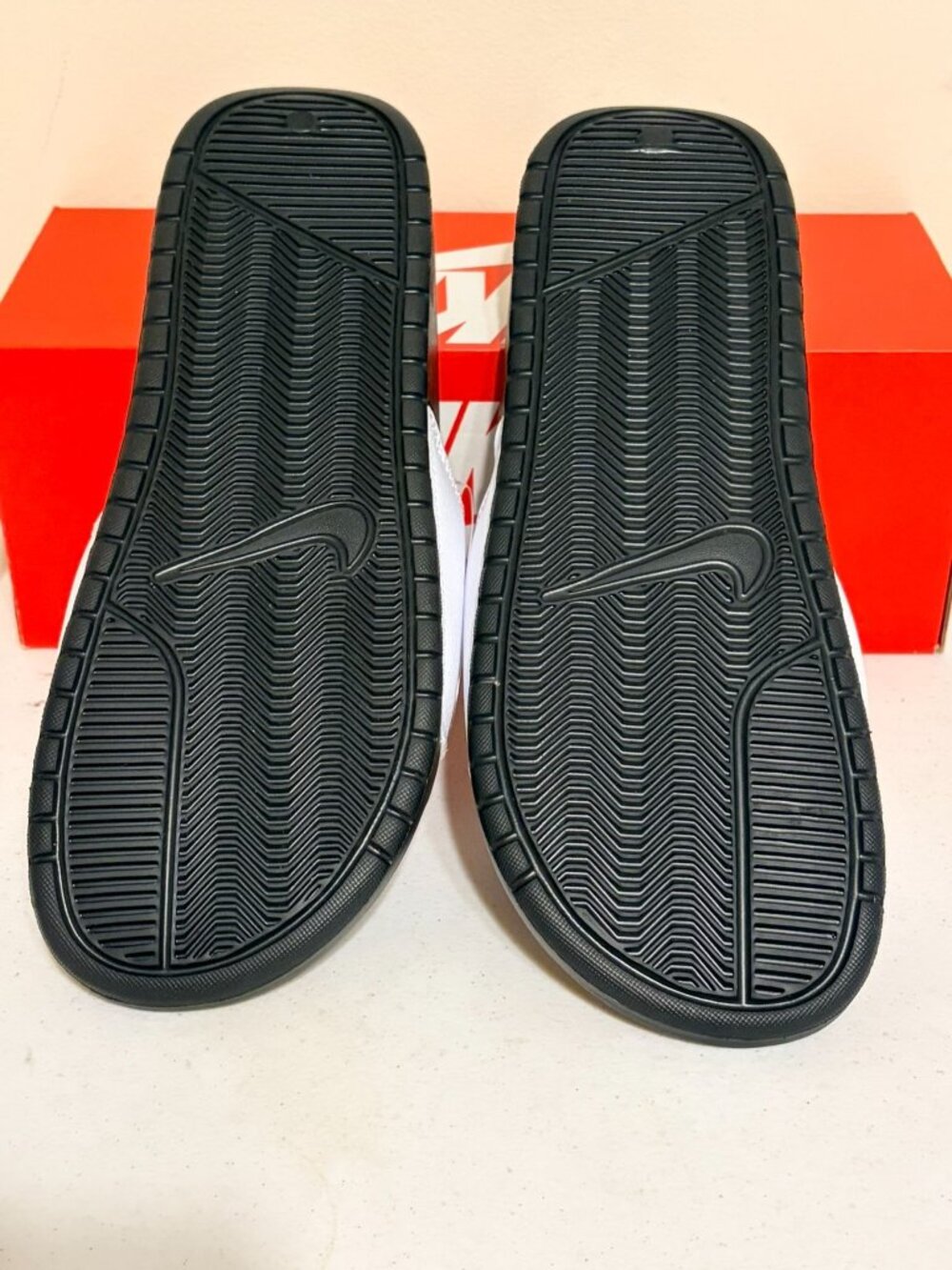New NIB Nike Benassi JDI White/Black Slides Sandals Men's Size 11 343880-100 - Picture 3 of 3
